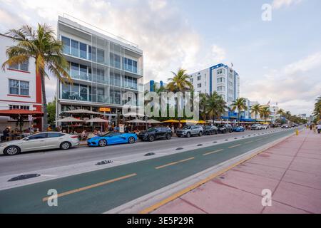 Miami, Floride, États-Unis - 31 mai 2025 : Ocean Drive bondé à Miami, rempli de gens, de voitures et d'une vie nocturne animée Banque D'Images