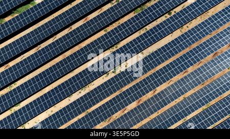 Vue aérienne de haut en bas des rangées diagonales de panneaux solaires Banque D'Images