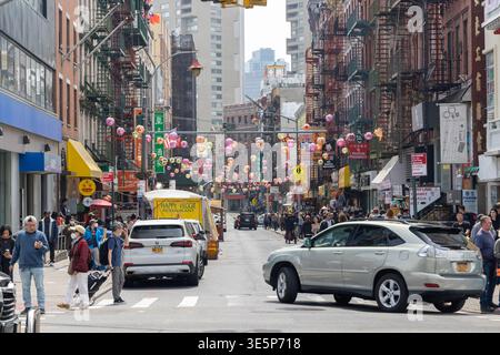 New York City, New York / États-Unis - 22 avril 2023 : rues animées de Chinatown avec des piétons, la circulation et les devantures reflétant le Li urbain quotidien Banque D'Images