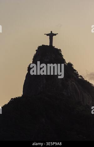 Christ Rédempteur au coucher du soleil depuis le point de vue de Dona Marta - Rio de Janeiro, Brésil Banque D'Images