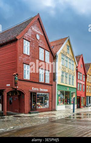 Bâtiments commerciaux colorés du patrimoine hanséatique, Bryggen, Bergen, Vestland, Norvège Banque D'Images