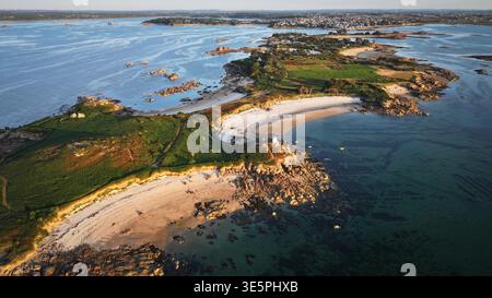 Vue aérienne du littoral accidenté rencontrant les eaux turquoises sereines autour du Île Callot, avec des affleurements rocheux et des plages de sable, Carantec, Britta Banque D'Images