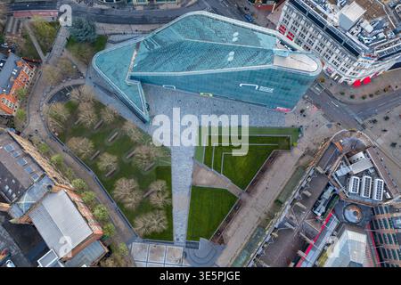 Vue panoramique du musée national du football dans les jardins de la cathédrale. L'architecture moderne en verre se distingue dans le centre-ville. Banque D'Images