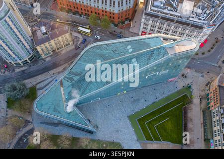 Vue panoramique du musée national du football dans les jardins de la cathédrale. L'architecture moderne en verre se distingue dans le centre-ville. Banque D'Images