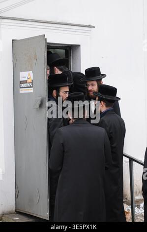 Les Juifs hassidiques se sont rassemblés à l'entrée de l'Ohel de Tzadik Elimelech à Lezajsk pendant les célébrations annuelles de Yahrzeit. Banque D'Images