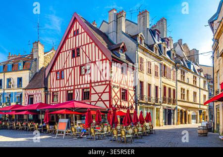 Restaurant de rue, café avec tables et chaises et vieilles maisons typiques bâtiments colorés dans le centre historique de la ville de Dijon sur la place pavée, Dijon Banque D'Images