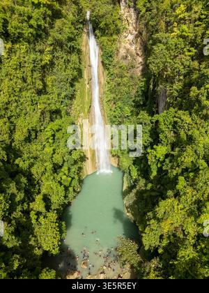 Chutes de Mantayupan, Cebu, Philippines – 17 avril 2025 : les gens nagent dans la piscine au pied des chutes de Mantayupan. Banque D'Images
