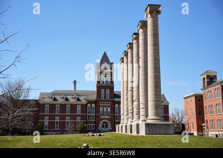 Colonnes historiques et bâtiment académique en briques rouges à Columbia Missouri Banque D'Images