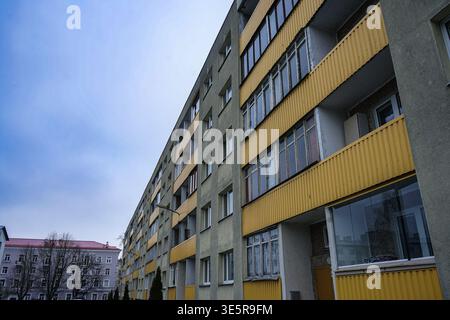 Immeuble à plusieurs étages avec balcons jaunes Banque D'Images