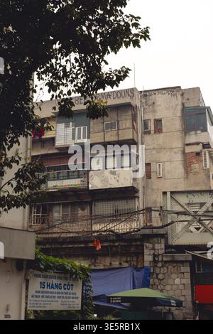 Ancien immeuble d'appartements avec façade altérée et balcons sur la rue Hang Cot dans le vieux quartier de Hanoi, Hanoi, Vietnam Banque D'Images