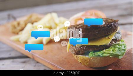 Montrant double-cheeseburger sur planche de bois à la table rustique avec des frites et des bulles de discours, espace de copie Banque D'Images