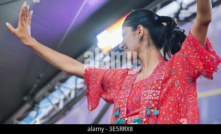Moscou, Russie - 25 août 2025 : spectacle culturel de danse de femme indienne au festival de la fête de l'Inde à Moscou Banque D'Images