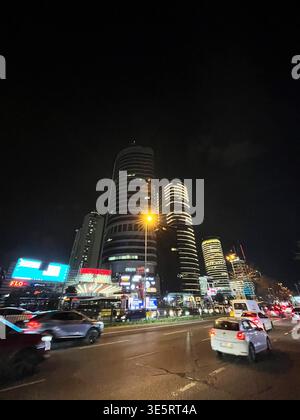 ISTANBUL, TURQUIE - 24 OCTOBRE : vue nocturne du centre commercial Metrocity et de la rue Buyukdere dans le quartier de Sisli le 24 octobre 2025 à Istanbul, Turquie. Banque D'Images