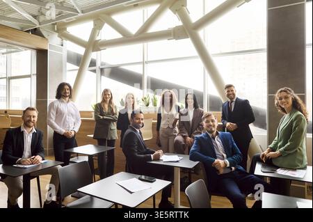 Portrait diversifié de l'équipe d'affaires dans la salle de classe de bureau pour la réunion de formation de leadership Banque D'Images
