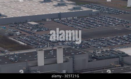 Complexe d'usine automobile produisant des voitures pour la distribution Banque D'Images
