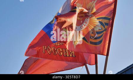 Drapeaux russes du jour de la victoire agitant dans le ciel, célébrant le patriotisme et l'histoire Banque D'Images