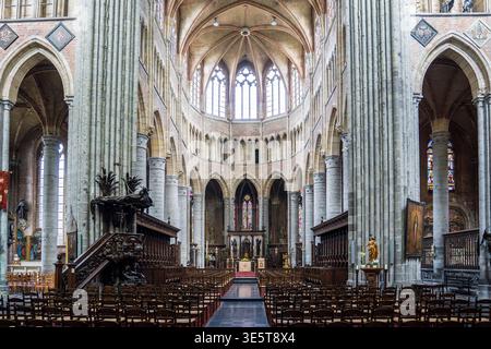 Majestueux intérieur gothique de l'église de membre Walburga à Veurne. La photo montre le haut chœur avec des voûtes côtelées, des piliers massifs groupés, et des rangées de Banque D'Images