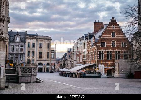 Vue en soirée de Grote Markt à Louvain, Belgique. La photo montre des bâtiments flamands historiques avec des pignons en escalier, le majestueux hôtel de ville gothique, et Banque D'Images