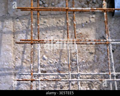Vue de haut en bas du treillis de barres d'armature en acier rouillé sur le béton, grille de renforcement de construction industrielle, gros plan des barres de fer pour la fondation de bâtiment, archi Banque D'Images