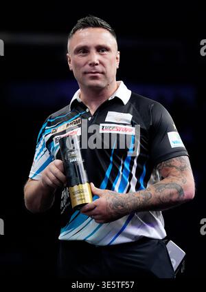 Gerwyn Price du pays de Galles pose avec le trophée après avoir remporté Night Nine de la BetMGM premier League 2026 à l'AO Arena de Manchester. Date de la photo : jeudi 2 avril 2026. Banque D'Images