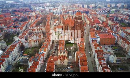 Vue aérienne de la ville de Gdansk en Pologne. Centre historique dans la vieille ville européenne. Vue panoramique sur la ville européenne moderne Banque D'Images