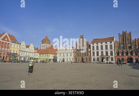 Vieux bâtiments, place du marché côté est avec de vieilles maisons à pignons Markt 11 et 13, église Marie, vieille ville, Greifswald, Mecklenburg-Pomerania occidentale Banque D'Images