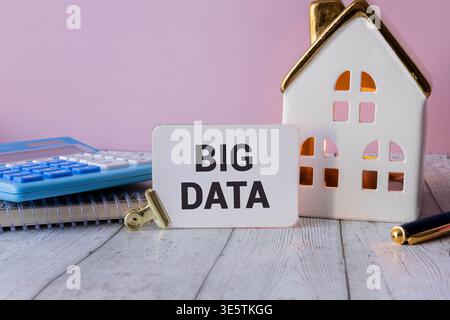 Texte de données brutes sur mosaïque de lettres blanches sur fond jaune - concept minimaliste symbolisant l'analytique, la technologie, le traitement de l'information et les SCI de données Banque D'Images