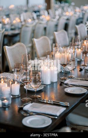 Cadre romantique pour dîner. Table élégante pour une soirée romantique Banque D'Images