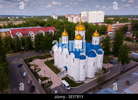 Vue de drone de Voskresensk avec église d'icône de notre Dame de Jérusalem Banque D'Images