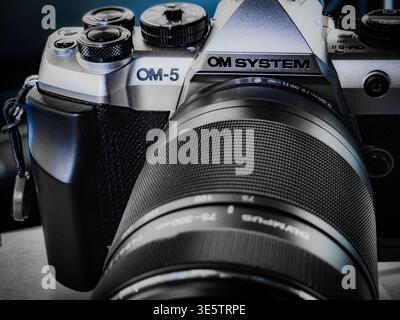 OM SYSTEM OM-5 Mark II appareil photo argenté avec objectif Olympus, détails en gros plan Banque D'Images