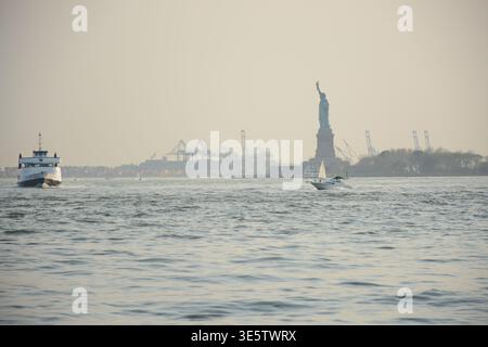 New York, États-Unis - 30 mai 2019 : vue sur la Statue de la liberté depuis Battery Park dans Lower Manhattan Banque D'Images
