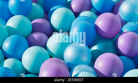 Boules en plastique créant un fond abstrait coloré dans des tons bleus et violets Banque D'Images