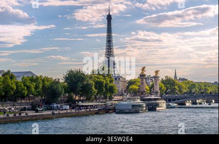 Paris, France - 08 04 2025 : un paysage pittoresque de l'après-midi avec la Tour Eiffel s'élevant au-dessus des gratte-ciel de la ville. Le premier plan montre la Seine Rive Banque D'Images