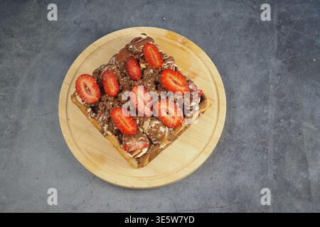 Chocolat et fraises sur une planche de bois Banque D'Images