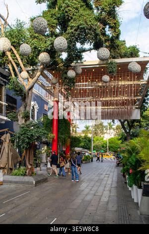 Miraflores, Lima Pérou ; 17 février 2025. San Ramon Boulevard, un quartier bien connu de restaurants et pubs situé dans le quartier de Miraflores. Banque D'Images