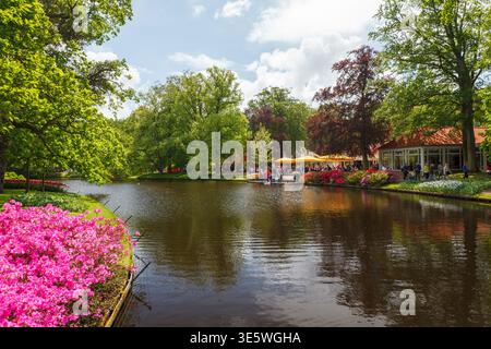 Lisse, pays-Bas - 15 mai 2016 : célèbre parc de Keukenhof avec des expositions de tulipes colorées, des parterres de fleurs en fleurs et des jardins paysagers au sommet de la mer printanière Banque D'Images
