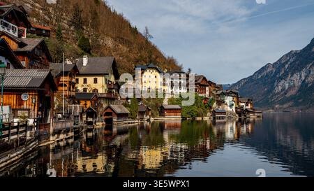 Vue panoramique sur le village de Hallstatt avec des maisons traditionnelles le long du lac alpin et des montagnes en arrière-plan. Banque D'Images