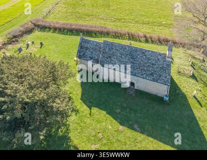 Vue aérienne de l'église paroissiale de tous les saints de grade 1 dans le village de Buncton, dans le sussex de l'ouest, datant du XIe siècle Banque D'Images