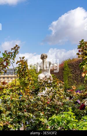 'Le charmeur de serpent', sculpture d'Adolphe Thabard, dans les jardins du Palais-Royal, 1er arrondissement, à Paris, France. Banque D'Images