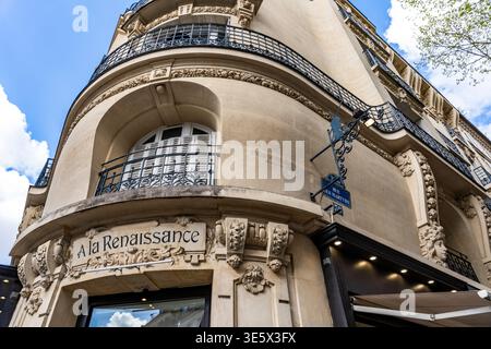 Façade ornée du restaurant 'A la Renaissance' de la rue des Martyrs, décorée de décorations sculptées et de balustrades en fer forgé, à Paris, France Banque D'Images