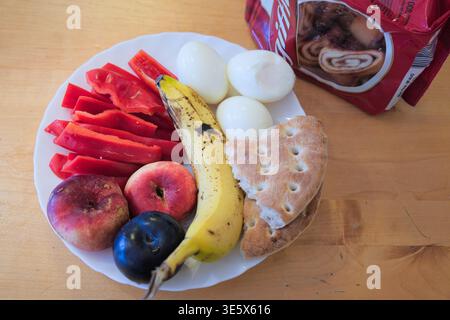 Jakkvik, Suède - 28 juillet 2024 : un plateau de petit déjeuner simple et sain servi avec un paquet de rouleaux à la cannelle Gifflar dans un hébergement local à Ja Banque D'Images