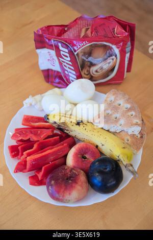 Jakkvik, Suède - 28 juillet 2024 : un plateau de petit déjeuner simple et sain servi avec un paquet de rouleaux à la cannelle Gifflar dans un hébergement local à Ja Banque D'Images