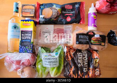 Jakkvik, Suède - 28 juillet 2024 : une collection de divers produits alimentaires du supermarché suédois ICA, y compris la viande de hamburger Scan et les petits pains Frisco laid ou Banque D'Images