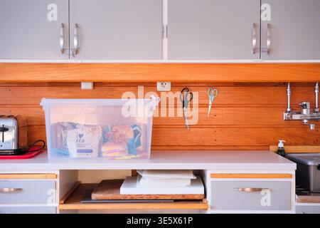 Jakkvik, Suède - 28 juillet 2024 : une cuisine commune fonctionnelle dans le logement STF à Jakkvik le long du sentier Kungsleden montrant les équipements de cuisine Banque D'Images