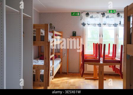Jakkvik, Suède - 28 juillet 2024 : à l'intérieur d'un dortoir partagé à STF Jakkvik sur le sentier Kungsleden montrant l'intérieur en bois et les meubles durin Banque D'Images