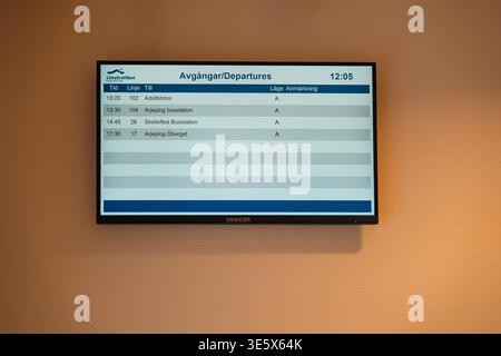 Jakkvik, Suède - 28 juillet 2024 : un écran numérique affichant des informations sur les transports et les départs pour les voyageurs dans la région éloignée du nord Banque D'Images