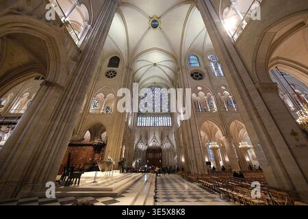 Paris (France), Cathédrale notre-Dame rénovée : rangées de bancs et un groupe de touristes et de visiteurs au bas de la rosace, la Rose du Sud ou Banque D'Images