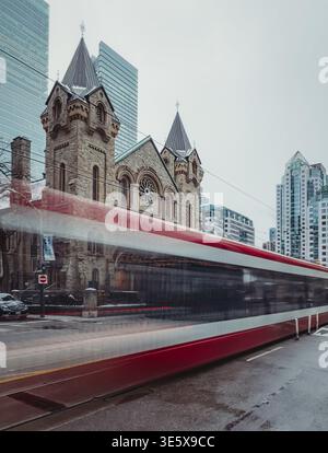 Tramway flou circulant sur la route à Toronto, Ontario, Canada. Banque D'Images