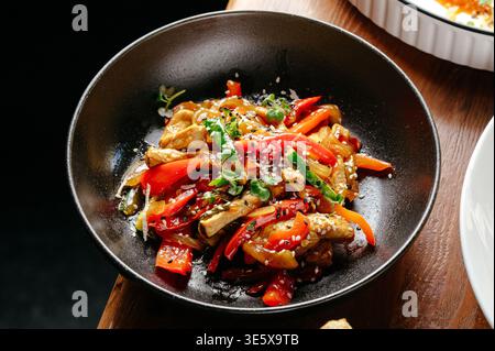 Pad Thai avec poulet et légumes Banque D'Images