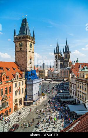PRAGUE, RÉPUBLIQUE TCHÈQUE - 02 août 2018 : place de la Vieille Ville à Prague lors de la journée d'été ensoleillée, vue d'en haut Banque D'Images